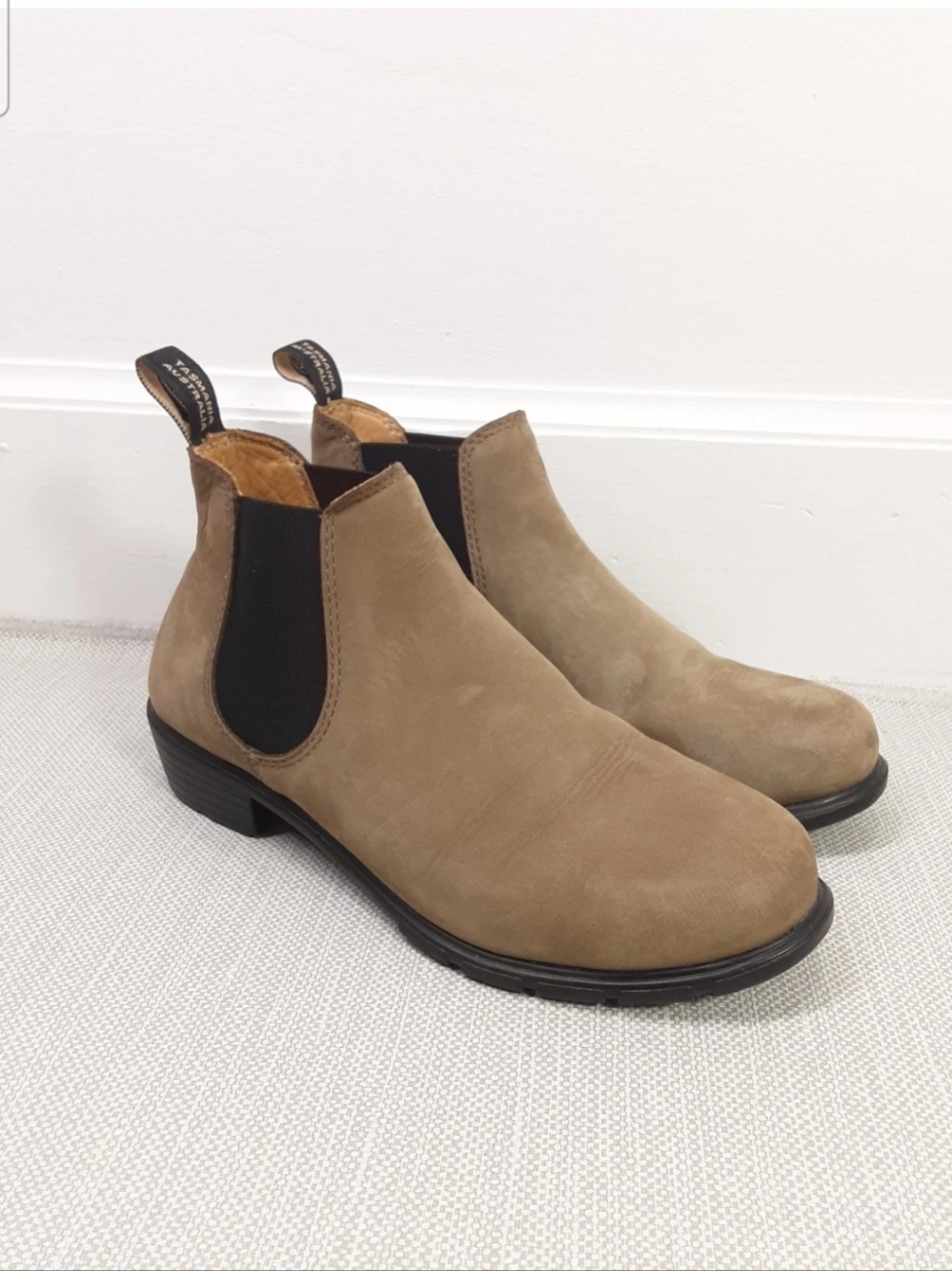 Blundstone Size 8.5 Chelsea Ankle Boots Stone Nubuck Pull On Leather Bootie